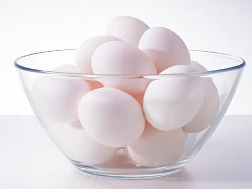 Thoa thường xuyên lòng trắng trứng gà giúp trị mụn rất tốt