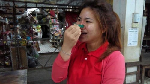Cô gái trẻ Jenny Premkamon đã dùng kẹp quần áo để nâng mũi