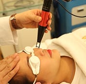  Sử dụng máy Laser Spectra điều trị lên những vùng da bị nám. 