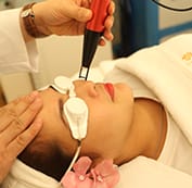  Tiến hành điều trị công nghệ Laser Spectra 