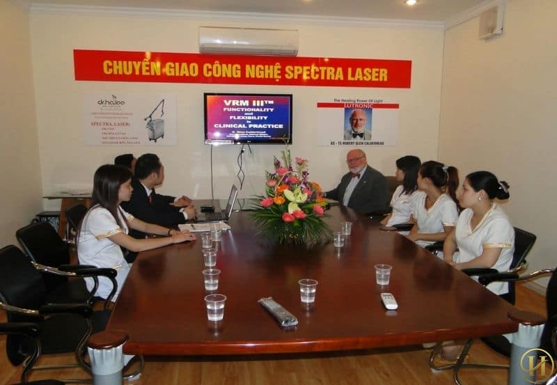 Giáo sư – Tiến sĩ, Robert Glen Calderherd chuyển giao công nghệ  Specta Laser tại Dr.Hải Lê