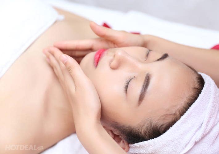  Bước 2: Rửa mặt, tẩy da chết, bôi tê, đánh dấu vị trị trị liệu 