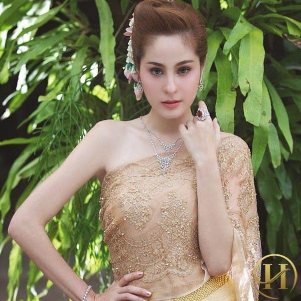 Vẻ đẹp quyến rũ của nữ diễn viên Kwan Usamanee