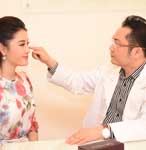  Bác sĩ tiến hành thăm khám trực tiếp và lên kế hoạch điều trị. 