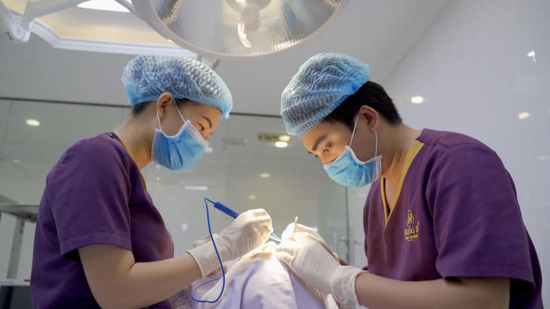  Bước 3: Tiến hành sát trùng, tiêm tê 