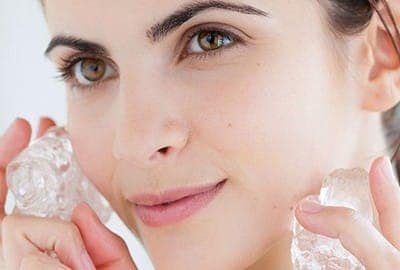 Chườm đá lạnh giúp giảm sưng nhanh