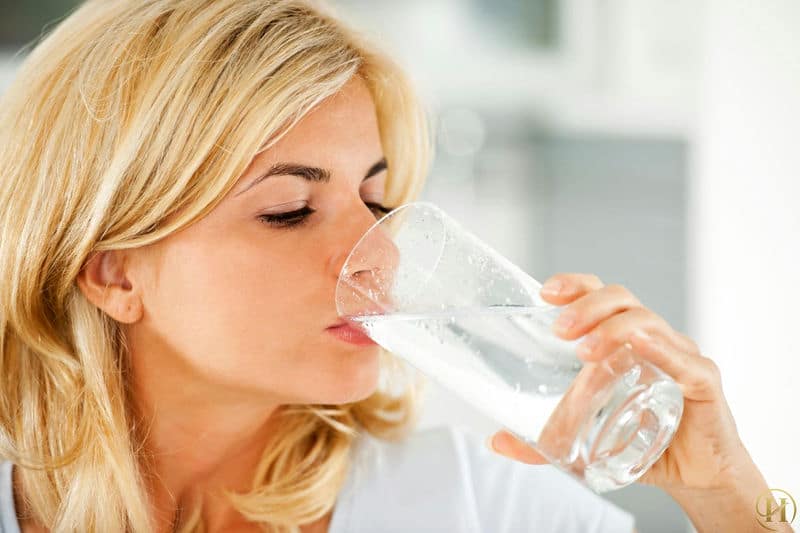 Cung cấp đủ nước cho cơ thể để đôi môi không bị khô ráp