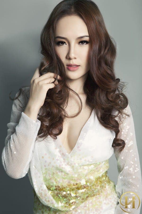 Đôi môi mỏng manh như cánh hoa hồng là tâm điểm mà ai cũng yêu thích ở cô