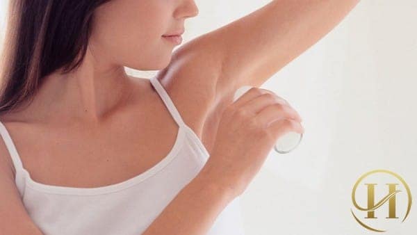 Cách dùng lăn khử mùi hôi nách không gây ố vàng nách áo