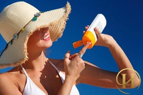 Trước khi đi ra ngoài nên dùng kem chống nắng cho môi