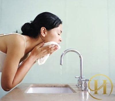 Vệ sinh da mặt 2 lần/ngày để loại bỏ đi các lớp bụi bẩn