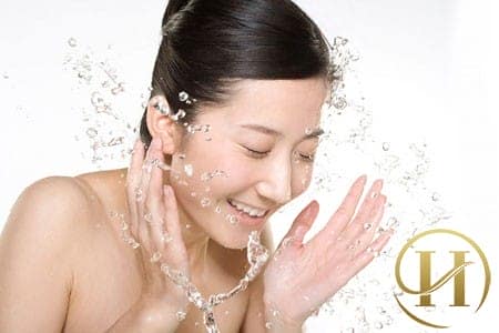 Vệ sinh sạch sẽ da mặt trước khi trang điểm