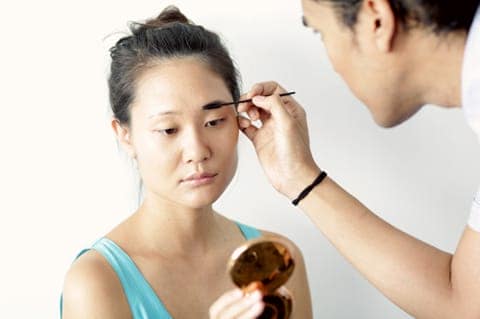  Bước 2: Tạo dáng chân mày mẫu 