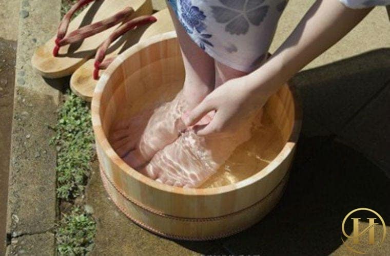 mách nhau ngâm chân trong nước nóng để trị giãn mao mạch