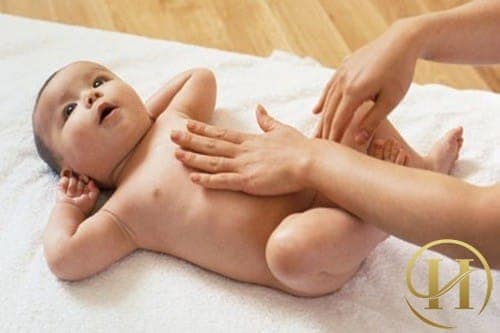Massage bụng cho trẻ giúp trẻ không bị táo bón và rốn lồi