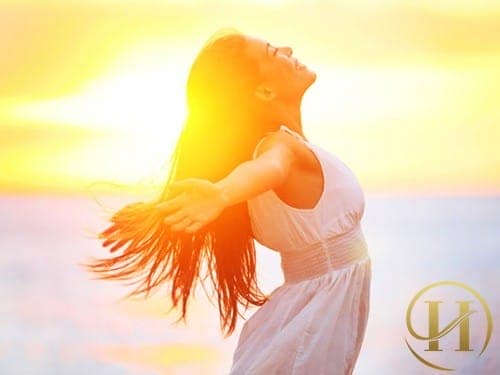 Ánh nắng mặt trời làm đôi môi bị khô và sạm đen đi