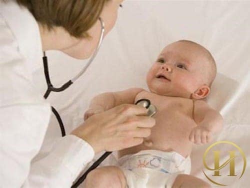 Cần cho trẻ đi khám nếu tình trạng rốn lồi không thuyên giảm