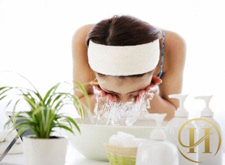 Rửa mặt bằng nước muối loãng giúp xoa dịu cảm giác khó chịu khi bị dị ứng mỹ phẩm