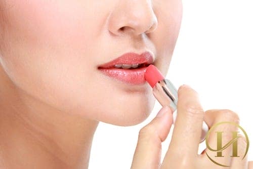 Dùng son bóng kích là cách chữa thâm môi an toàn