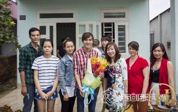 Trọng Nghĩa chụp ảnh cùng người thân và hàng xóm