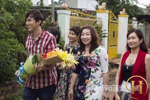 Trọng Nghĩa chụp ảnh cùng người thân và hàng xóm
