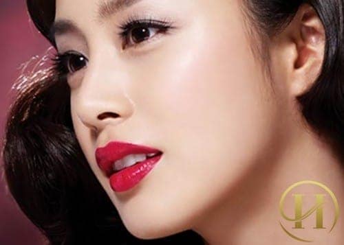 Đôi môi đầy toát lên tính cách “chịu chơi” và luôn chơi hết mình