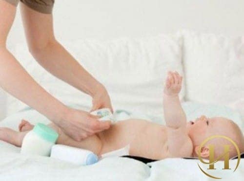 Trị rốn lồi ở trẻ đơn giản với đồng xu