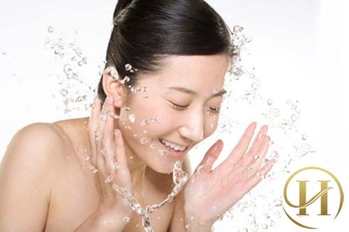 Vệ sinh sạch sẽ da mặt mỗi ngày giúp thu nhỏ lỗ chân lông an toàn