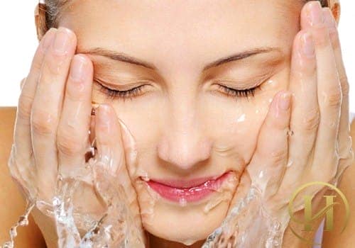 Rửa mặt quá sạch làm lỗ chân lông giãn nở