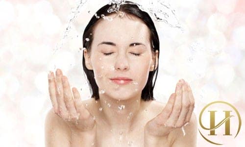 Vệ sinh da mặt là bước cơ bản nhất trước khi thực hiện cách trang điểm che mụn thịt