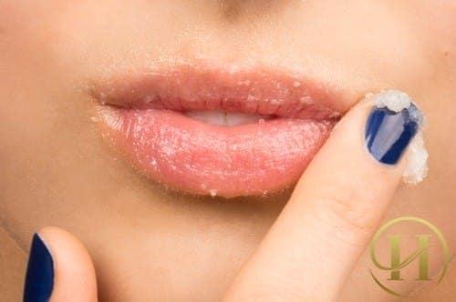 Chữa thâm môi thêm hồng hào bằng cách tẩy da chết định kỳ