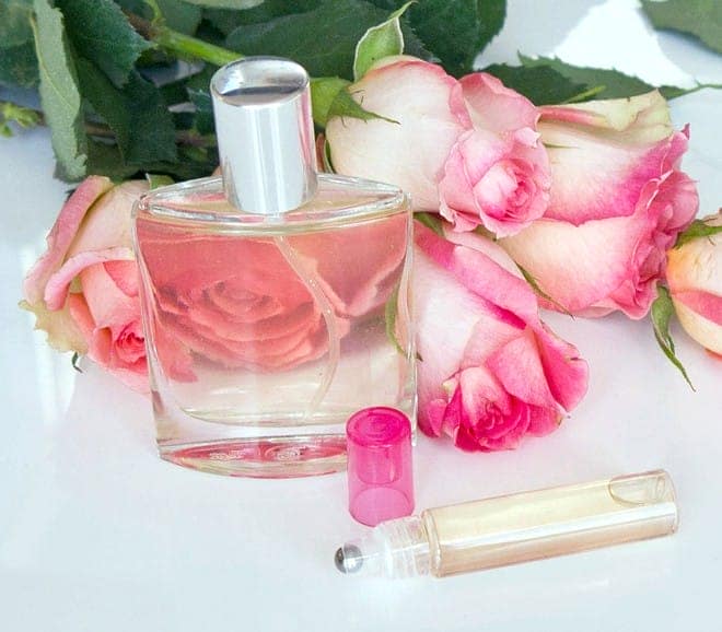 Mẹo hay trị thâm quầng mắt bằng nước hoa hồng cho bạn gái