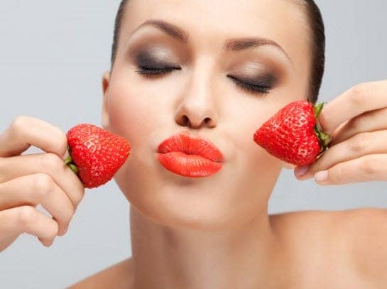 Làn da trắng hồng mịn màng với mặt nạ dâu tây