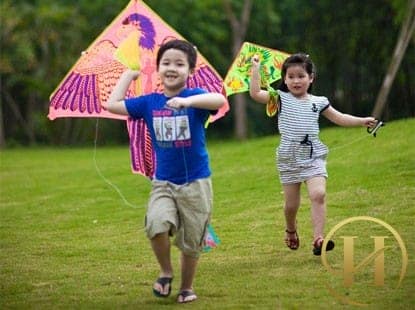 Cho bé đi chơi