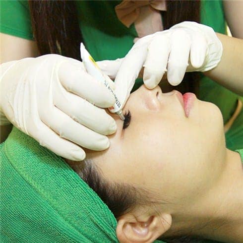  Bôi thuốc mỡ bảo vệ mí. 