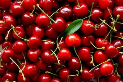 Làn da trắng hồng láng mịn với quả cherry