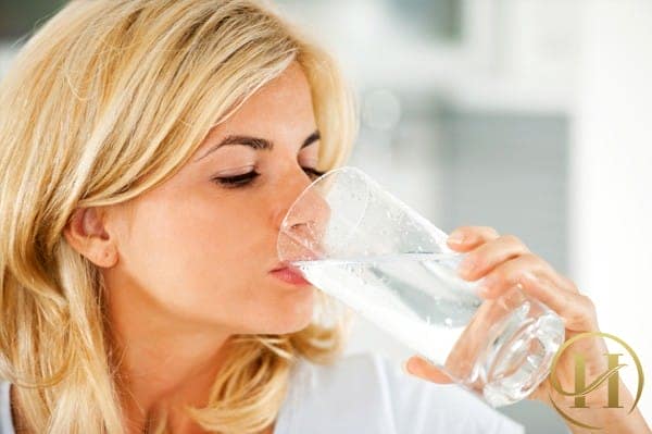 Uống đủ nước để trị thâm quầng mắt