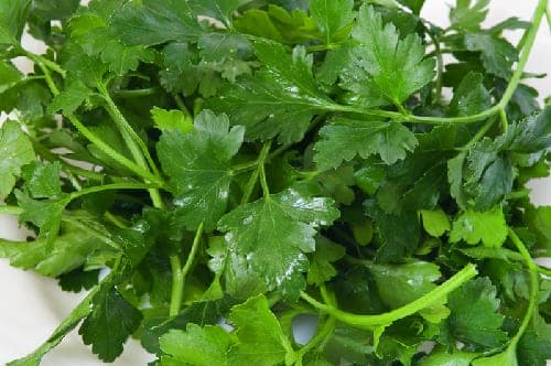 Mặt nạ rau mùi tây - bí quyết trị bọng mắt cho người thức khuya