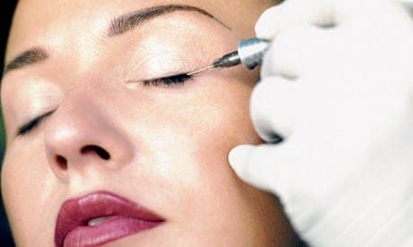  Vẽ viền mí mắt cân đối với khuôn mặt trước khi tiến hành phun mí 