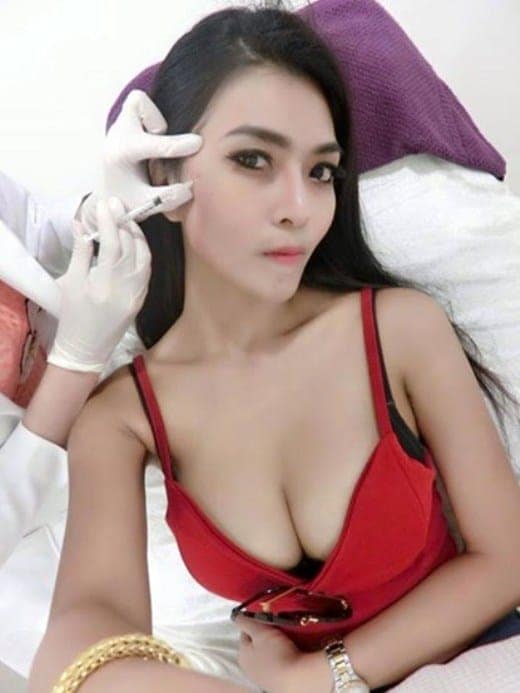 Cận cảnh khuôn mặt xinh đẹp của cô gái trẻ