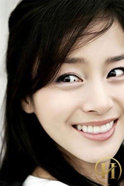 Nếu có sự xuất hiện của nốt ruồi trong lòng mắt thì chuyện tình yêu của bạn sẽ rất trắc trở, dễ có người thứ ba xen giữa; khi yêu thì dễ chia tay; kết hôn rồi thì hôn nhân khó bề thuận lợi, yên ấm.
