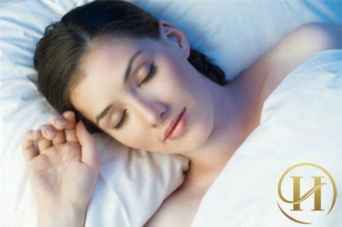Nên nằm ngửa khi ngủ để hạn chế sự xuất hiện của các nếp nhăn