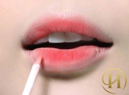 Không nên thử son bằng môi của chính mình nhé