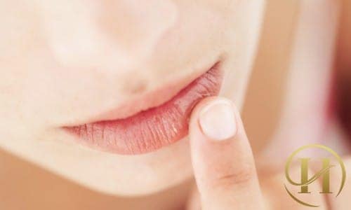 Đừng quên chăm sóc cho đôi môi để tránh bị khô và nứt nẻ