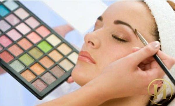 Cẩm nang giúp bạn gái định hình dáng lông mày đẹp tự nhiên Ngoài việc sử dụng bàn chải để định hình thì bạn có thể dùng một ít bột màu cho lông mày để tạo nên hình hài đẹp cho đôi lông mày. Nhưng bạn nên tham khảo ý kiến của các chuyên gia trang điểm để lựa chọn màu phù hợp.