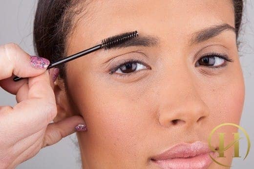 Cách định hình dáng lông mày đẹp - 1 Bạn hãy lựa chọn một cái với kích thước và hình dáng yêu thích để chải tuốt hàng ngày cho đôi lông mày luôn đi vào nếp gọn gàng. Phương pháp này rất đơn giản mà bạn có thể sử dụng hàng ngày.