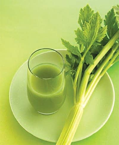 Dùng nước cốt từ rau cần tây để làm mờ các vùng da thâm nám