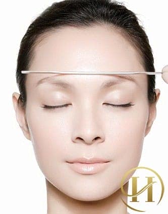 Ngồi thẳng và nhấm mắt lại, nhìn sang 2 bên mà không di chuyển đầu.
