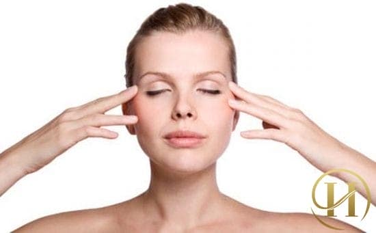 Đặt 2 ngón tay vào bên trên trong vùng đầu mắt và nhấn tại đó, thực hiện liên tục khoảng 10 lần cho 1 lần tập.