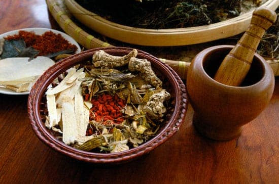 Đừng quên kết hợp thuốc Đông y và chế độ ăn uống, luyện tập hợp lý nhé